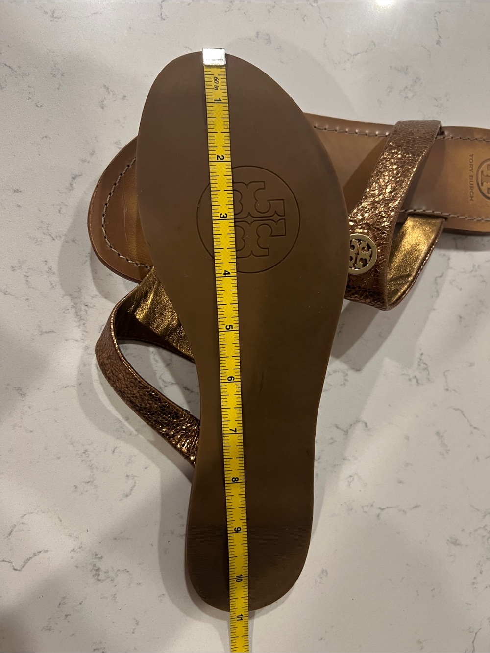 Tory Burch metallic gold crackled leather thong sandals size 10 - Picture 14 of 15